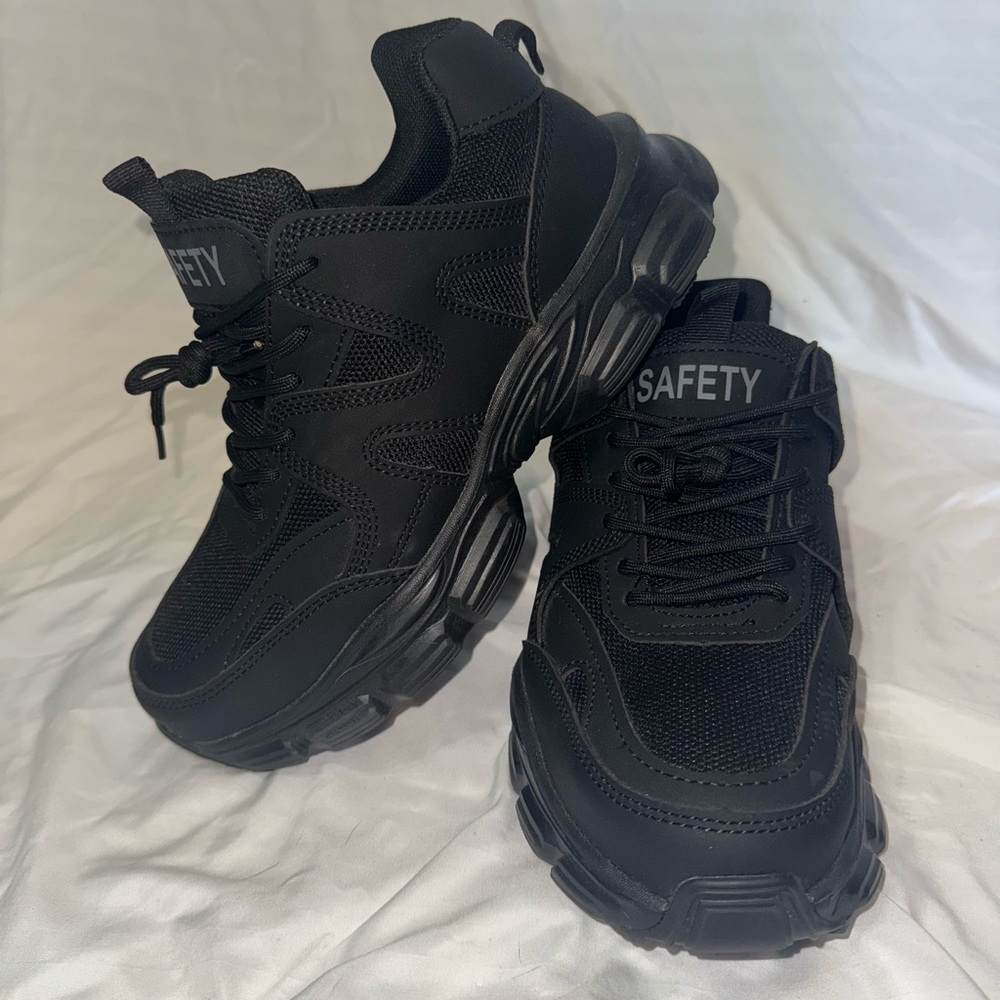 Metal toe shoes